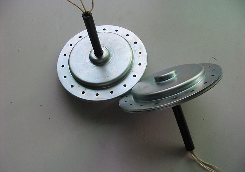 磁盤式三相發(fā)電機星連接有四個終端，如何連接整流器橋？